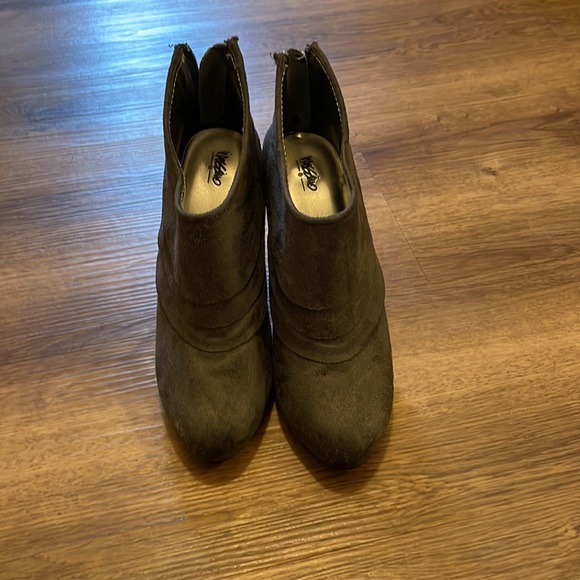 Women’s Gray Stylish Heels - Picture 2 of 4